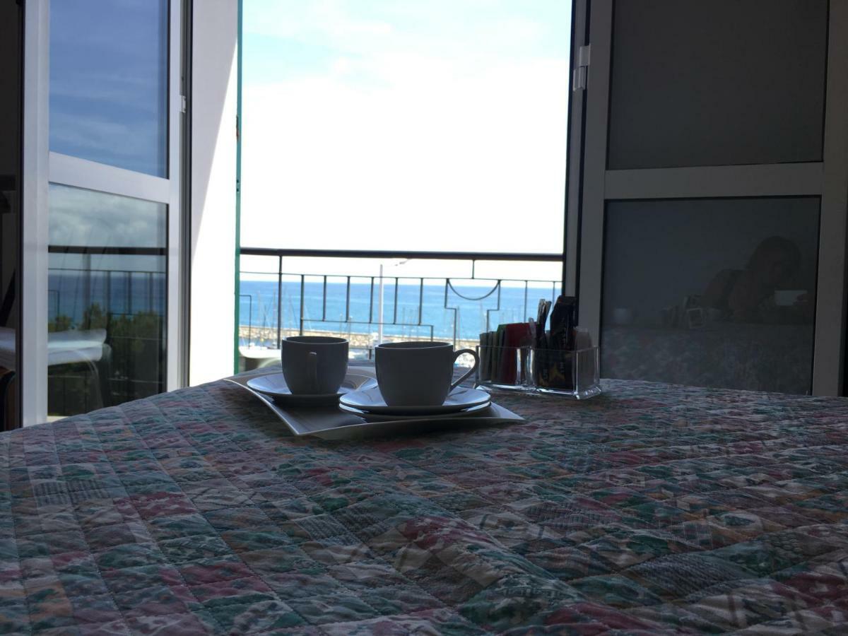 Hotel Baia dei Gabbiani San Lorenzo al Mare Esterno foto